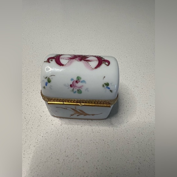 Antique Limoges France Hand Painted Flower Motif Porcelain Pill Trinket Box - Picture 2 of 7